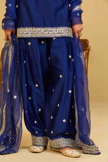 Esha Koul_Blue Organza, Chanderi V-neck Embroidered Short Kurta Set _Online_at_Aza_Fashions