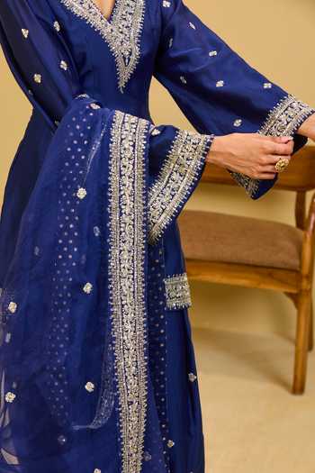 Esha Koul_Blue Organza, Chanderi V-neck Embroidered Short Kurta Set _at_Aza_Fashions