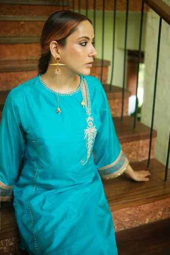 Myoho Embroidered Kurta & Pant Set