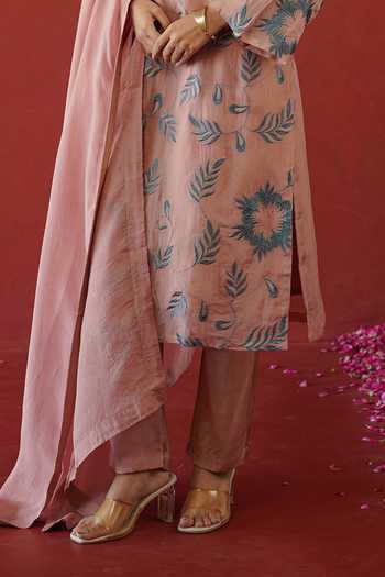 Masoomm Peach Organza, Shantoon V-neck Floral Thread Embroidered Kurta Set Online at Aza Fashions Masoomm_Peach Organza, Shantoon V-neck Floral Thread Embroidered Kurta Set _Online_at_Aza_Fashions