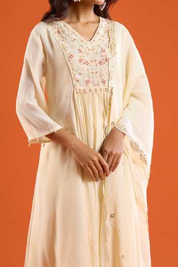 Aariyana Couture Cream Chanderi V-neck, Yes Yoke Embroidered Kurta Set at Aza Fashions Aariyana Couture_Cream Chanderi V-neck, Yes Yoke Embroidered Kurta Set _at_Aza_Fashions