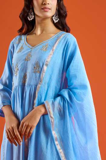 Aariyana Couture Sky Blue Chanderi V-neck Floral Placement Embroidered Kurta Set at Aza Fashions Aariyana Couture_Sky Blue Chanderi V-neck Floral Placement Embroidered Kurta Set _at_Aza_Fashions