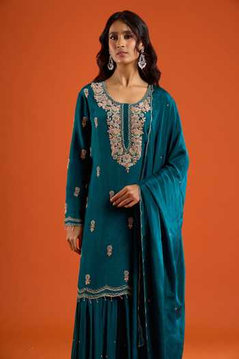 Shop Aariyana Couture Green Chinon Scoop Neck, Yes Floral Embroidered Kurta Set Shop_Aariyana Couture_Green Chinon Scoop Neck, Yes Floral Embroidered Kurta Set