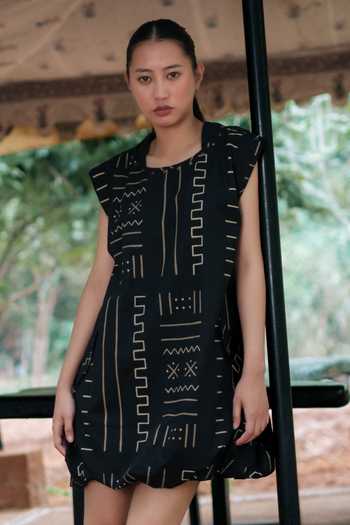Buy The Terra Tribe Black Cotton Round Neck Nara Mud Print Gathered Dress Online at Aza Fashions Buy_The Terra Tribe_Black Cotton Round Neck Nara Mud Print Gathered Dress _Online_at_Aza_Fashions