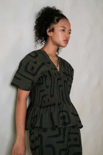 Buy The Terra Tribe Green Cotton V-neck Meknes Big Print Kimono Top Online at Aza Fashions Buy_The Terra Tribe_Green Cotton V-neck Meknes Big Print Kimono Top _Online_at_Aza_Fashions