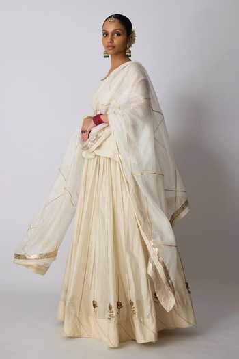 Buy_Rhua_Ivory Chanderi , Scoop Neck Payal Embroidered Top Lehenga Set 