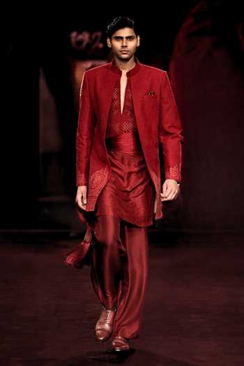 Dolly J Rangrez Kashidaari Motif Sherwani Set 