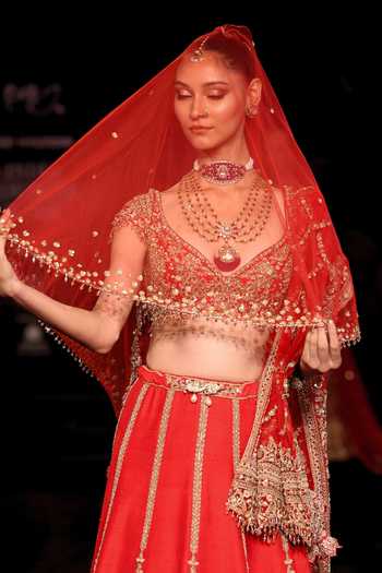 Dolly J_Red Silk, Tulle Sweetheart Neck Rajshri Embroidered Bridal Lehenga Set _Online_at_Aza_Fashions