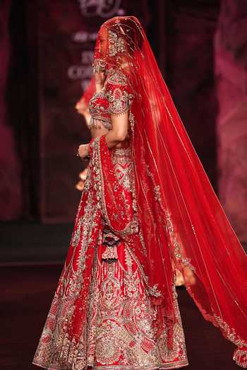 Dolly J_Red Silk, Tulle Sweetheart Neck Swarnaangi Handloom Raw Bridal Lehenga Set _Online_at_Aza_Fashions