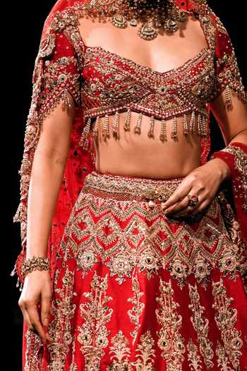 Dolly J_Red Silk, Tulle Sweetheart Neck Swarnaangi Handloom Raw Bridal Lehenga Set _at_Aza_Fashions
