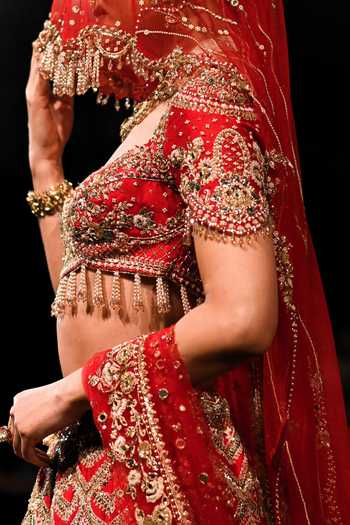 Buy_Dolly J_Red Silk, Tulle Sweetheart Neck Swarnaangi Handloom Raw Bridal Lehenga Set 
