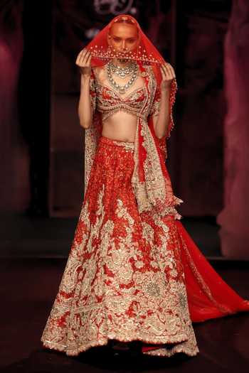 Dolly J_Red Silk, Tulle Sweetheart Neck Kashika Embroidered Bridal Lehenga Set _Online_at_Aza_Fashions