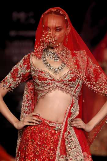 Buy_Dolly J_Red Silk, Tulle Sweetheart Neck Kashika Embroidered Bridal Lehenga Set _Online_at_Aza_Fashions
