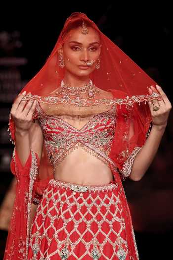 Dolly J_Red Silk, Tulle Sweetheart Neck Vaidehi Zardozi Embroidered Bridal Lehenga Set _Online_at_Aza_Fashions