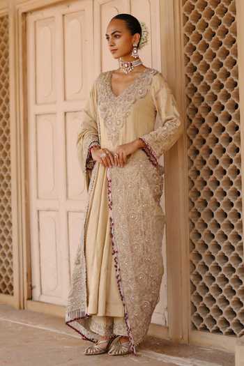Shop Sheetal Batra Gold Silk, Tissue V-neck Rooh Embroidered Long Kalidar Anarkali Set Shop_Sheetal Batra_Gold Silk, Tissue V-neck Rooh Embroidered Long Kalidar Anarkali Set