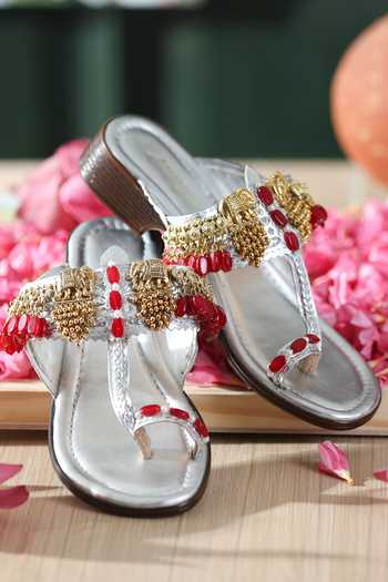 Shop 5elements Silver Gulraiz Embellished Kolhapuri Heels Shop_5elements_Silver Gulraiz Embellished Kolhapuri Heels
