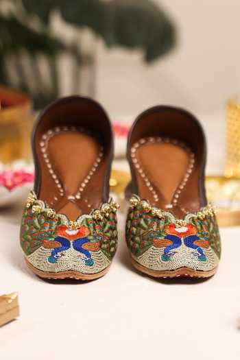 5elements Mayurakshi Embroidered Juttis