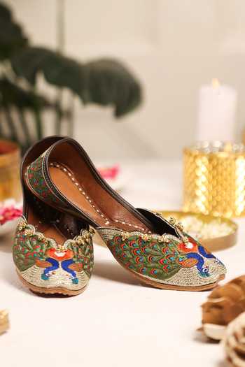 5elements Mayurakshi Embroidered Juttis