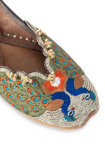 Shop 5elements Grey Mayurakshi Embroidered Juttis Shop_5elements_Grey Mayurakshi Embroidered Juttis