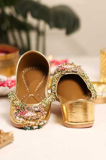 Shop_5elements_Gold Zehra Embellished Juttis 