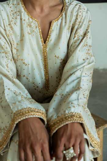 Deep Thee Ivory Silk, Shantoon V-neck Embroidered Kurta With Pant Online at Aza Fashions Deep Thee_Ivory Silk, Shantoon V-neck Embroidered Kurta With Pant _Online_at_Aza_Fashions