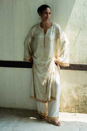 Deep Thee Embroidered Kurta With Pant