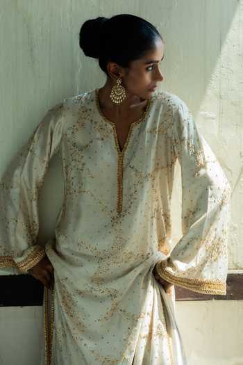 Buy Deep Thee Ivory Silk, Shantoon V-neck Embroidered Kurta With Pant Online at Aza Fashions Buy_Deep Thee_Ivory Silk, Shantoon V-neck Embroidered Kurta With Pant _Online_at_Aza_Fashions