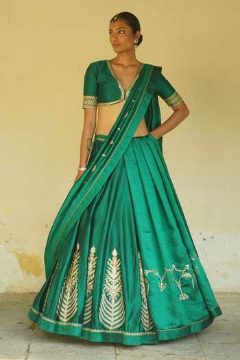 Deep Thee Emerald Green Silk, Shantoon Sweetheart Neck Hand Embroidered Lehenga Set at Aza Fashions Deep Thee_Emerald Green Silk, Shantoon Sweetheart Neck Hand Embroidered Lehenga Set _at_Aza_Fashions
