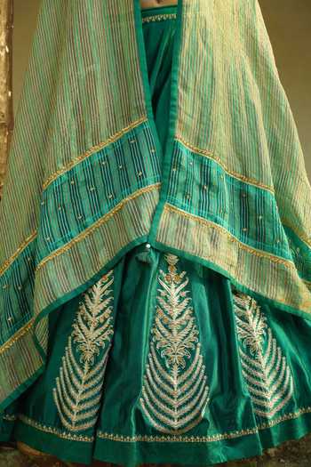 Buy Deep Thee Emerald Green Silk, Shantoon Sweetheart Neck Hand Embroidered Lehenga Set Buy_Deep Thee_Emerald Green Silk, Shantoon Sweetheart Neck Hand Embroidered Lehenga Set