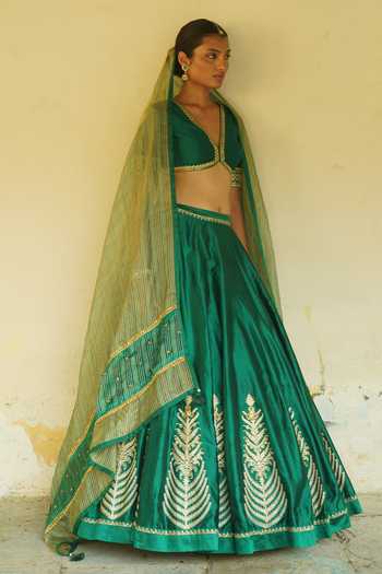 Shop Deep Thee Emerald Green Silk, Shantoon Sweetheart Neck Hand Embroidered Lehenga Set Shop_Deep Thee_Emerald Green Silk, Shantoon Sweetheart Neck Hand Embroidered Lehenga Set