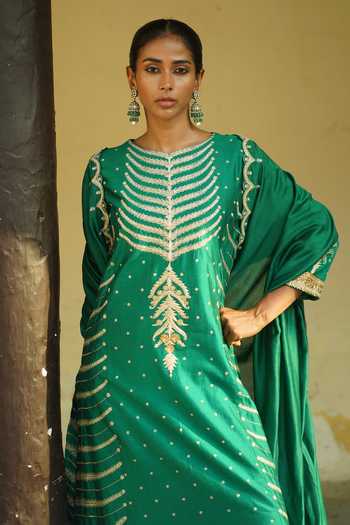 Buy_Deep Thee_Emerald Green Silk, Shantoon Round Neck, Yes Embroidered Kurta Set 