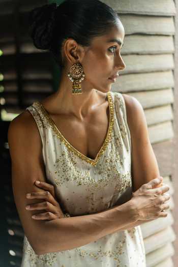 Deep Thee_Ivory Silk, Shantoon V-neck Embroidered Kurta Set _Online_at_Aza_Fashions