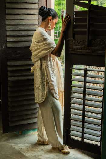Deep Thee Embroidered Kurta Set