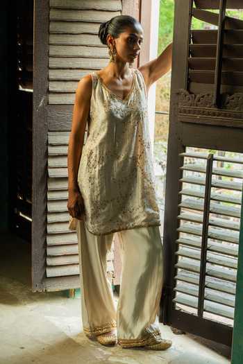 Buy_Deep Thee_Ivory Silk, Shantoon V-neck Embroidered Kurta Set 