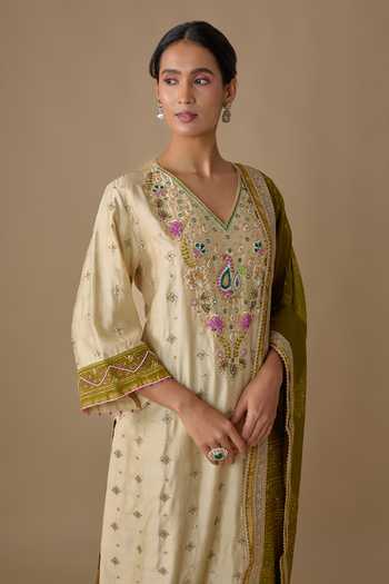 Buy_Sheeshakari_Cream Silk V-neck, Yes Hand Embroidered Kurta Set _Online_at_Aza_Fashions