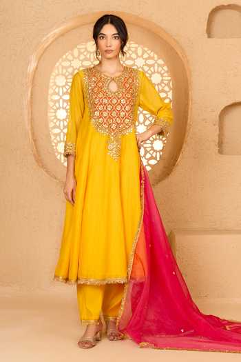 saina kapoor Yoke Embroidered Kurta Set 
