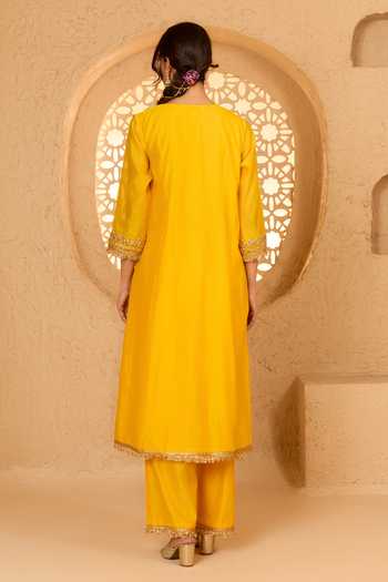saina kapoor Yoke Embroidered Kurta Set 