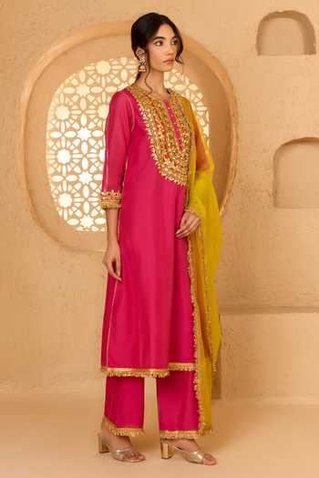 saina kapoor Fuchsia Cotton, Organza, Chanderi, Viscose Round Pearl Embroidered Kurta Set Online at Aza Fashions saina kapoor_Fuchsia Cotton, Organza, Chanderi, Viscose Round Pearl Embroidered Kurta Set _Online_at_Aza_Fashions