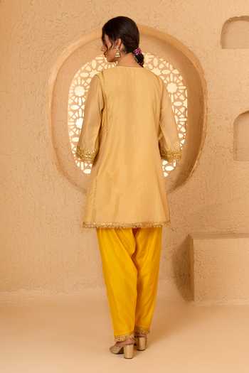 saina kapoor Embroidered Short Kurta Set 