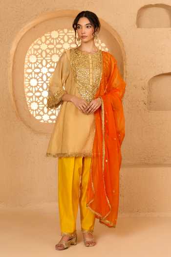 saina kapoor Embroidered Short Kurta Set 