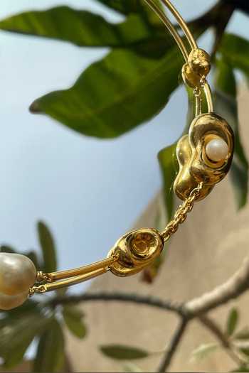 Buy KEFI-CO White Cosmos Pearl Studded Choker Buy_KEFI-CO_White Cosmos Pearl Studded Choker