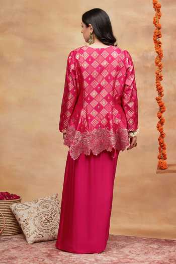 Shop Dareiss Magenta Silk V-neck Assi Geometric Woven Kurta And Skirt Set at Aza Fashions Shop_Dareiss_Magenta Silk V-neck Assi Geometric Woven Kurta And Skirt Set _at_Aza_Fashions