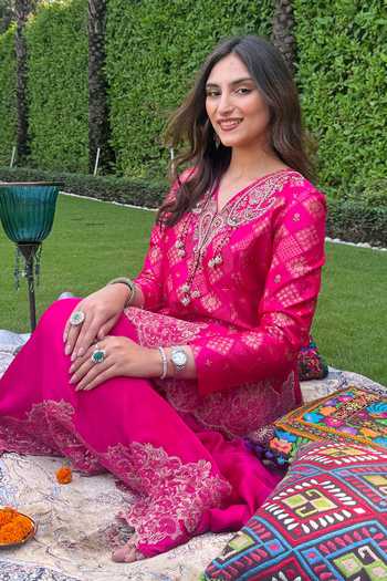 Shop Dareiss Magenta Silk V-neck Assi Geometric Woven Kurta And Skirt Set Shop_Dareiss_Magenta Silk V-neck Assi Geometric Woven Kurta And Skirt Set