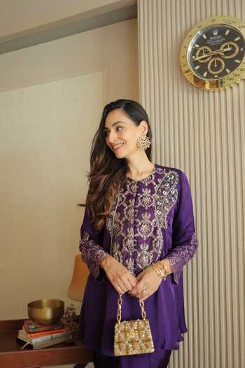 Shop DAREISS Purple Silk, Chanderi Round Neck Rewa Handwoven Kurta And Dhoti Pant Set Shop_DAREISS_Purple Silk, Chanderi Round Neck Rewa Handwoven Kurta And Dhoti Pant Set