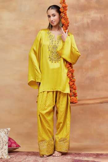 Shop Dareiss Yellow Silk, Satin Split V-neck, Yes Kedar Embroidered Kurta And Salwar Set Shop_Dareiss_Yellow Silk, Satin Split V-neck, Yes Kedar Embroidered Kurta And Salwar Set