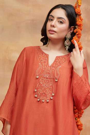 Buy DAREISS Orange Silk, Chanderi Split V-neck Kedar Paisley Embroidered Kurta And Salwar Set Buy_DAREISS_Orange Silk, Chanderi Split V-neck Kedar Paisley Embroidered Kurta And Salwar Set