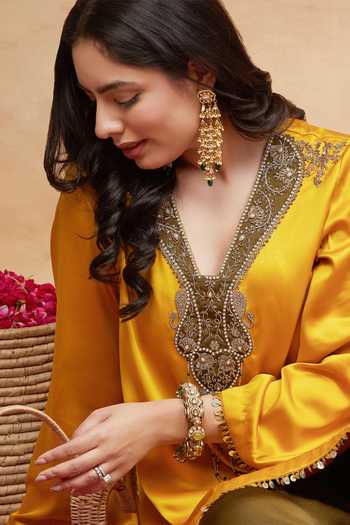 Buy Dareiss Yellow Silk V-neck Annapurna Neckline Embroidered Kurta And Salwar Set Buy_Dareiss_Yellow Silk V-neck Annapurna Neckline Embroidered Kurta And Salwar Set