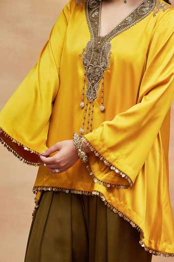 Shop Dareiss Yellow Silk V-neck Annapurna Neckline Embroidered Kurta And Salwar Set Shop_Dareiss_Yellow Silk V-neck Annapurna Neckline Embroidered Kurta And Salwar Set