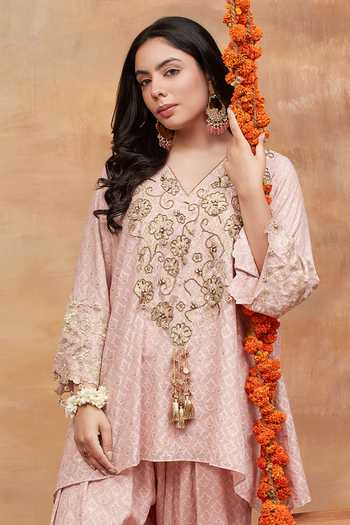 DAREISS_Blush Chanderi Silk V-neck Embroidered Kurta And Salwar Set _Online_at_Aza_Fashions