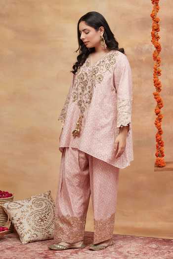 DAREISS_Blush Chanderi Silk V-neck Embroidered Kurta And Salwar Set _at_Aza_Fashions